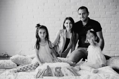 Kızları olan genç bir aile 