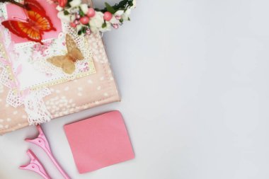 Bir günlük bir beyaz masaya girişler için