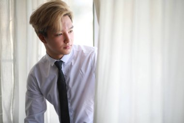 Genç Asyalı işadamı beyaz gömlek ve kravat