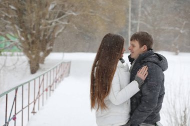 aşıklar bir tarihte kış öğleden sonra kar kar fırtınası çifti