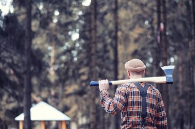 Sonbahar yağmurlu hava ve bir şemsiye ile genç bir adam