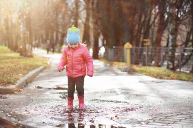 Çocuk sonbahar Park walk