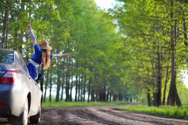 Akşam kırsalında kız