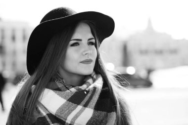 Bir genç kızın bir yolda siyah ve beyaz fotoğraf