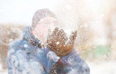 Adam kışın dışarıda oynuyor. Sokakta kar oyunları.
