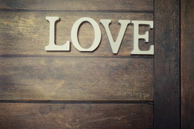 Word'den aşk ahşap harfler arka plan üzerinde