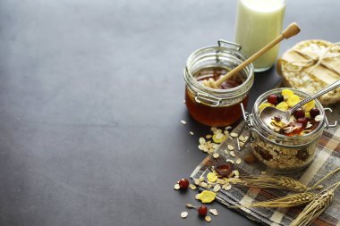 Sağlıklı kahvaltı. Süt lügatli tahıllardan Müsli.
