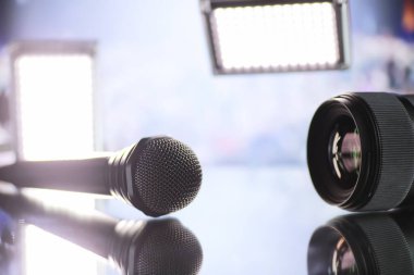 Koridorun önündeki sahnede mikrofon. Performans devam ediyor