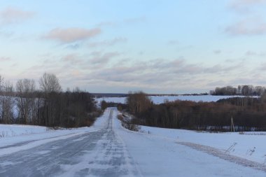 Kış manzara kar expanses kaplı. Kışın bir parkta 