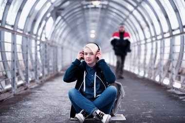 Genç öğrenci metro büyük kulaklıklar müzik dinlemek