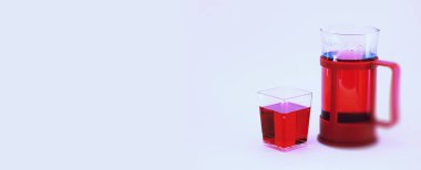 Kırmızı sıcak çay içmek