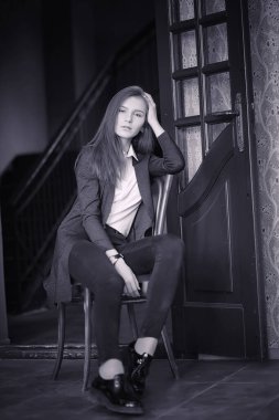 Bir kız bir kafede kahve içiyor. Bir kadın kahvaltı yapıyor