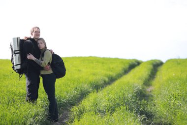 Bir sırt çantası ile yürüyerek seyahat