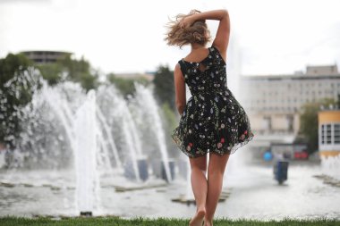 Yaz parkta güzel bir kız