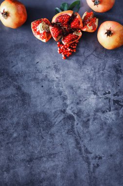 Masanın üzerinde olgun nar taneleri var. Nar suyu..