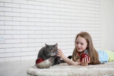 Küçük kız yerde yatıyor