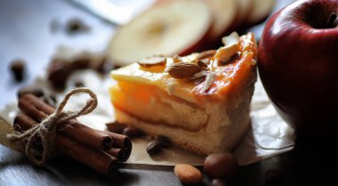 Tarçın ve ahşap bir masa üzerinde elma turtası. Taze pasta zekâ