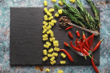 Taş zeminde pişmemiş makarna. Baharat ve baharatlarla