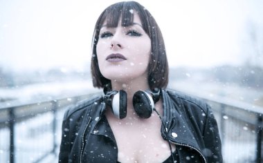 Kız müzik açık havada için dinlerken kulaklık