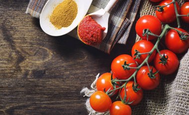 Dal taze kiraz domates ile. Olgun kırmızı domates.