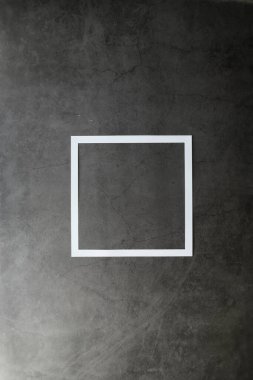 Siyah taşın Paskalya arkaplanı. Çok renkli yumurta ve tatlı..