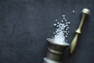 Büyük deniz tuzu. Baharat. Havan ve tokmak öğütmek için.
