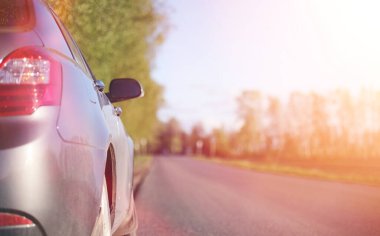 Araba yola çıktı. Yaz yol üzerinde park edilmiş bir c olduğunu