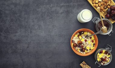 Sağlıklı kahvaltı. Süt lügatli tahıllardan Müsli.