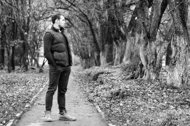 Genç sakallı adam açık