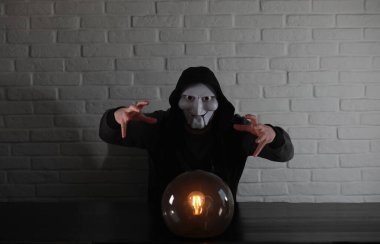 Bir fortune teller top olan bir adam