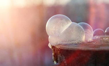 Sabun köpükleri soğukta donar. Kışın sabunlu su orada donar.