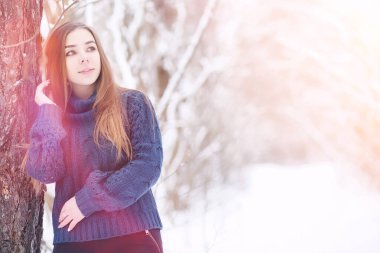 Genç bir kız bir kış parkta bir yürüyüş. Noel tatili t