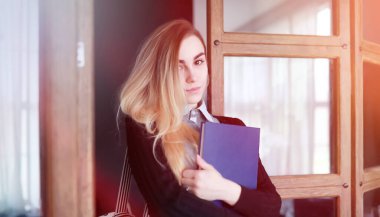 Genç güzel sarışın kız öğrenci