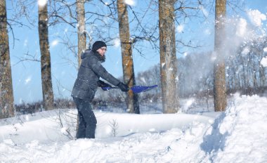 adam yoldan kürekle kar karlı kış aylarında kaldırmak 