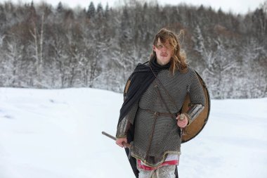 Defender'ı posta zırh genç savaşçı