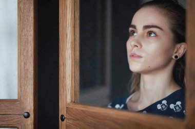 Islak saçlı güzel bir genç kız