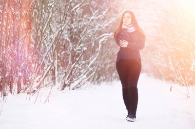 Genç bir kız bir kış parkta bir yürüyüş. Noel tatili t