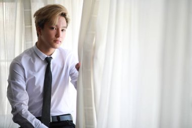 Genç Asyalı işadamı beyaz gömlek ve kravat