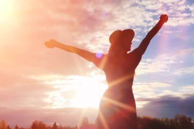 Doğa elbise genç güzel kız. Şapkalı bir kız yürüyor