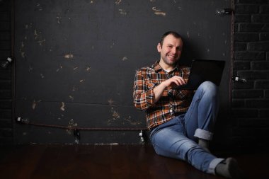 Koruyucu bir kask içinde erkek mimar Oluşturucu