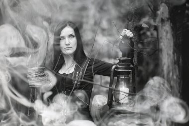 Yoğun bir orman cadı elbiseli kadın