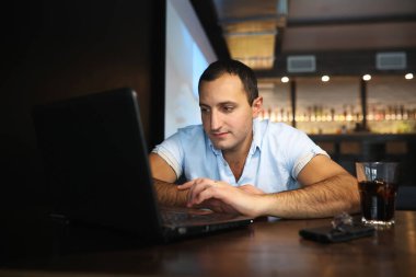 Dizüstü çalışan Ermeni yakışıklı adam