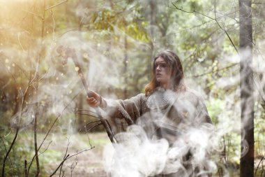 Karanlık bir ormanda bir ritüel bir cüppe içinde geçirir