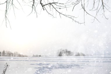 Kırsal alanların ve yolların kış manzarası