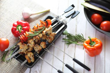 Pişmiş sebze ile metal şiş üzerinde kebap