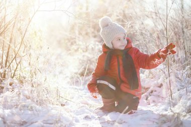 Kış parkında çocuklar oyun oynuyor