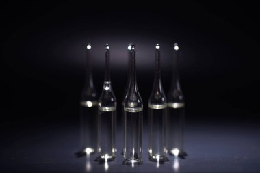 Tıbbi ilaç ampulleri. Enjeksiyon için ilaçlar.