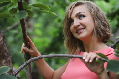 Yaz parkta güzel bir kız