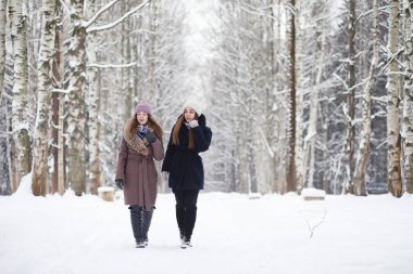 Genç bir kız bir kış parkta bir yürüyüş. Noel tatili t