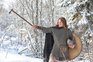 Defender'ı posta zırh genç savaşçı